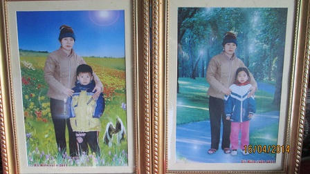 Mẹ "điên" đứng bán rau ngoài đường để được nhìn thấy con mỗi ngày